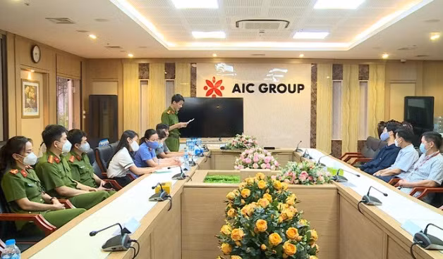 Bị can Nguyễn Hồng Sơn, Phó Tổng giám đốc Công ty AIC đang bị truy nã theo quyết định truy nã số 08 của Cơ quan CSĐT Bộ Công an, bị truy tố về hành vi phạm tội “Vi phạm quy định về đấu thầu gây hậu quả nghiêm trọng”, quy định tại khoản 3, Điều 222 Bộ luật Hình sự. (Ảnh: Cơ quan công an khám xét trụ sở AIC)