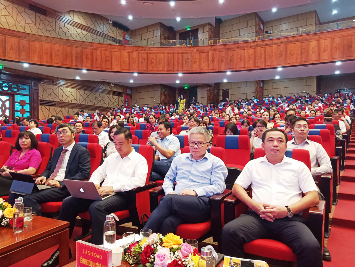 GS Ngo Bao Chau: Thay vi lo lang AI, can thay doi cach suy nghi-Hinh-3