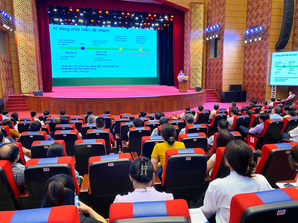 GS Ngo Bao Chau: Thay vi lo lang AI, can thay doi cach suy nghi