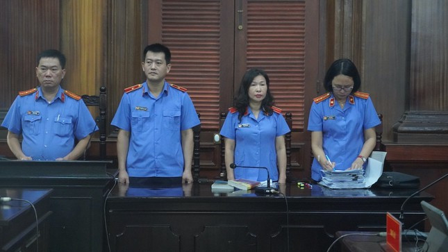 Khi phát biểu quan điểm về vụ án và đề nghị mức án đối với từng bị cáo, đại diện VKSND TPHCM cho rằng, vì động cơ vụ lợi, Phạm Thanh Tuấn và đồng phạm đã yêu cầu người vi phạm "chung chi" để không xử lý. Hành vi của các bị cáo đã xâm phạm đến hoạt động đúng đắn của cơ quan pháp luật, ảnh hưởng trực tiếp đến uy tín, hình ảnh của ngành công an, và niềm tin của người dân. (Ảnh: Tiền Phong)