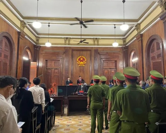 Cơ quan công tố cho rằng, trong vụ án, các bị cáo từng là cấp dưới của Phạm Thanh Tuấn phạm tội có phần cả nể, lo sợ ảnh hưởng tới công việc nên biết sai vẫn phải làm. Từ đó, VKS đề nghị HĐXX xem xét cân nhắc, phân hóa vai trò của từng bị cáo khi lượng hình. VKSND TPHCM ghi nhận cho các bị cáo một số tình tiết như thành khẩn khai báo, có nhân thân tốt, quá trình công tác có nhiều đóng góp... (Ảnh: Người Lao động)