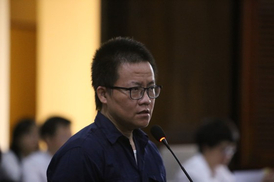 Bị cáo Phan Văn Hòa, cựu Phó trưởng Công an phường Phú Thọ Hòa khai đã nhiều lần có ý kiến với bị cáo Phạm Thanh Tuấn trong các cuộc họp giao ban là không đồng tình với việc thành lập 2 tổ công tác. Đồng thời, đề nghị chấn chỉnh lại việc giữ các đối tượng mà không xử lý. Tuy nhiên, Trưởng Công an phường không làm gì…“Bị cáo không được chia tiền, vàng trong vụ này. Bên cạnh đó cũng không có động cơ, mục đích gì. Để cho sự việc diễn ra là do cả nể trưởng công an phường và thiếu quyết liệt, không quan tâm chỉ đạo sâu sát cấp dưới”, bị cáo Hòa nói. (Ảnh: SGGP)