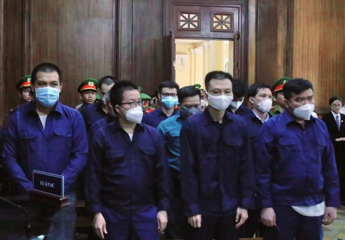 Tại tòa, các bị cáo khác là cựu cảnh sát phụ trách khu vực các địa bàn của phường Phú Thọ Hòa thừa nhận là được chỉ đạo không lập hồ sơ xử lý, thả người từ Ban Chỉ huy Công an phường Phú Thọ Hòa. Trong đó, bị cáo Võ Quang Kế, bị cáo Phạm Ngọc Vy khai chỉ ghi lời khai một số đối tượng và bàn giao cho trực ban. Sau đó, các đối tượng này bị xử lý như thế nào thì bị cáo Kế, bị cáo Vy không biết và không tham gia việc gọi điện đòi tiền người thân của các đối tượng để thả người. (Ảnh: Đại đoàn kết)