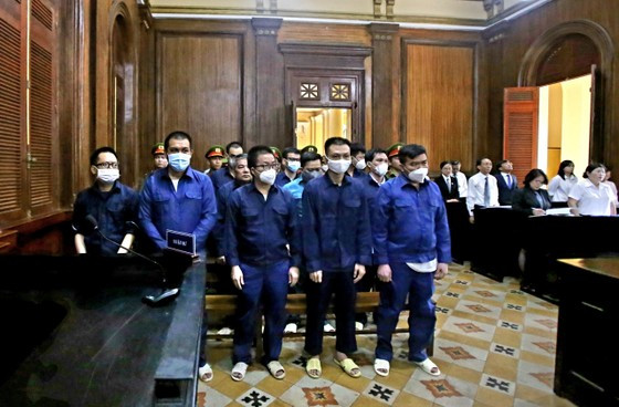 Theo cơ quan tố tụng, cựu Trưởng Công an phường Phú Thọ Hòa Phạm Thanh Tuấn có vai trò cầm đầu, đề ra chủ trương thành lập 2 tổ công tác tuần tra, bắt giữ những người liên quan đến mua bán, sử dụng, tàng trữ trái phép chất ma túy; đưa về trụ sở lấy lời khai, ghi lý lịch, niêm phong tang vật... để chuyển lên Công an quận Tân Phú xử lý. (Ảnh: SGGP)