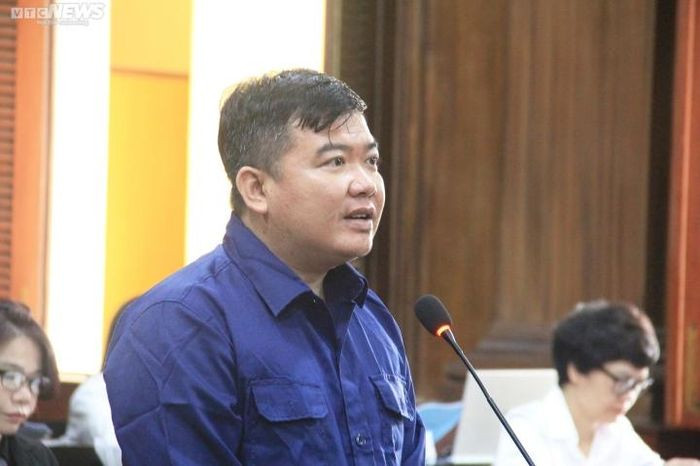 Khai tại tòa, bị cáo Phạm Thanh Tuấn, cựu Trưởng Công an phường Phú Thọ Hòa thừa nhận nội dung cáo trạng truy tố là đúng. Bị cáo Tuấn khai với vai trò, trách nhiệm là người chỉ huy đã thiếu kiểm tra giám sát để cho cấp dưới thực hiện hành vi như cáo trạng nêu. Tuy nhiên, bị cáo Tuấn phản bác việc một số cấp dưới khai làm theo chỉ đạo. Đồng thời phủ nhận toàn bộ cáo buộc nhận tiền chung chi để tha người vi phạm. (Ảnh: VTC News)