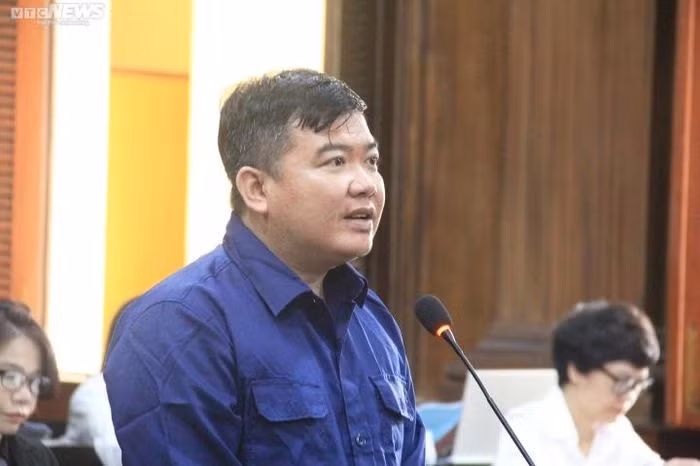 Khai tại tòa, bị cáo Phạm Thanh Tuấn, cựu Trưởng Công an phường Phú Thọ Hòa thừa nhận nội dung cáo trạng truy tố là đúng. Bị cáo Tuấn khai với vai trò, trách nhiệm là người chỉ huy đã thiếu kiểm tra giám sát để cho cấp dưới thực hiện hành vi như cáo trạng nêu. Tuy nhiên, bị cáo Tuấn phản bác việc một số cấp dưới khai làm theo chỉ đạo. Đồng thời phủ nhận toàn bộ cáo buộc nhận tiền chung chi để tha người vi phạm. (Ảnh: VTC News)