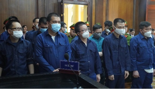 Từ năm 2018 đến tháng 4/2020, các bị can đã thông đồng với nhau, lợi dụng chức vụ quyền hạn được giao, yêu cầu những người bị bắt gọi điện thoại cho gia đình mang tiền đến trụ sở "chung chi" để được tha về, không bị xử lý. Công an Phú Thọ Hòa đã bắt đưa về trụ sở 51 người liên quan đến ma túy, nhưng cơ quan điều tra chỉ lấy được lời khai của 29 người. Những người này khai họ đã "chung chi" cho công an phường gần 1,1 tỷ đồng, 2 chỉ vàng và 100 USD. (Ảnh: Dân trí)