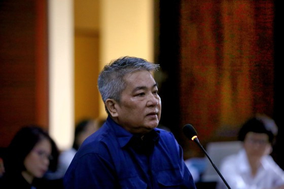 Bị cáo Lê Văn Quý, cựu Phó trưởng Công an phường Phú Thọ Hòa, thừa nhận biết việc làm của các cựu cảnh sát khu vực các địa bàn của phường. Bị cáo Quý khai là cảnh sát khu vực có nhiệm vụ nắm tình hình, quản lý cư trú còn phòng chống tội phạm là do thuộc tổ phòng chống tội phạm phụ trách. (Ảnh: SGGP)