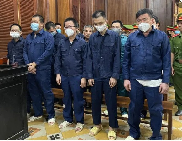 Bị cáo Phạm Thanh Tuấn là người đưa ra chủ trương thành lập hai tổ công tác, là người chỉ đạo bắt giữ các đối tượng ma túy, chỉ đạo không xử lý đối tượng theo quy định của pháp luật. Tuấn cũng yêu cầu đối tượng gọi người nhà đến "chung chi" tiền gửi cho mình. Tại cơ quan điều tra, Tuấn không thừa nhận là người có chủ trương thành lập hai tổ công tác, không xử lý các đối tượng ma túy. Tuy nhiên, tại phiên tòa, bị cáo Tuấn có thái độ thành khẩn hơn. Bị cáo đã thừa nhận trách nhiệm cá nhân liên quan đến 10 người vi phạm trong các ca trực mà Tuấn trực chỉ huy. VKS xác định cáo trạng truy tố bị cáo Phạm Thanh Tuấn và đồng phạm là đúng người, đúng tội, không oan sai.