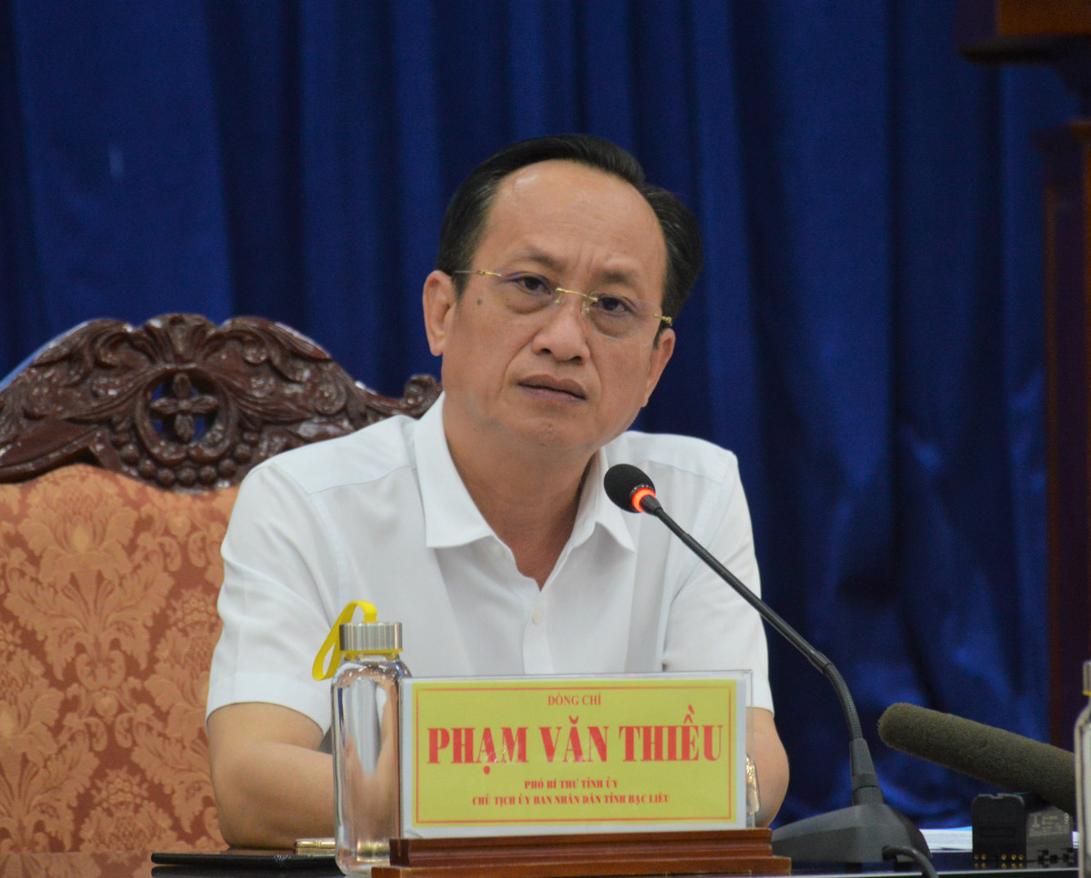  Các ngành thẩm định gì mà lâu như thế?: Tại hội nghị đánh giá chỉ số năng lực cạnh tranh cấp tỉnh (PCI) năm 2022 ngày 31/5, Chủ tịch UBND tỉnh Bạc Liêu nêu trường hợp doanh nghiệp thủy sản mở rộng quy mô từ 15 tỷ lên 30 tỷ nhưng gửi hồ sơ các ngành, các cấp giải quyết một năm chưa xong. "Trong khi tỉnh đang nóng lòng, xưng là thủ phủ tôm cả nước, đặt mục tiêu xuất khẩu 1 tỷ USD, nhưng không mở rộng nhà máy chế biến thủy sản được thì lấy đâu ra thủy sản xuất khẩu. Thủ tục lòng vòng, chờ một năm nên doanh nghiệp nói thôi không mở rộng nữa. Đấy là do ai? Do chính quyền? Do các ngành thẩm định gì mà lâu như thế? Người ta không kêu sao được. Chỉ số PCI "rớt đài" là đúng rồi", ông Thiều nói.