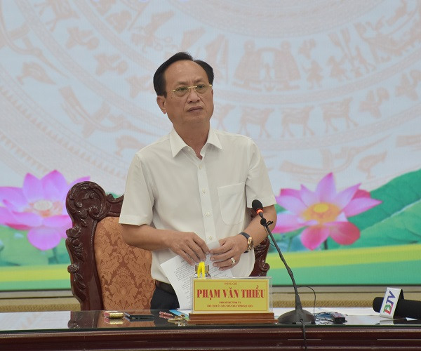  Những hành động quyết liệt: Cùng với những phát ngôn gây chú ý, ông Thiều cũng là người có những hành động quyết liệt trong điều hành, cầu thị tiếp thu những ý kiến, phản ánh. Cụ thể, khi tiếp nhận thông tin phản ảnh của báo chí xung quanh việc các cơ quan chuyên môn trực thuộc UBND tỉnh lạm dụng cắm biển cấm tập trung đông người, cấm quay phim, cấm chụp ảnh, ông Thiều đã yêu cầu Văn phòng UBND tỉnh rà soát, chấn chỉnh. Đồng thời, đã ký văn bản quy định danh mục chỉ còn 7 cơ quan được cắm biển này, còn lại phải tháo dỡ.