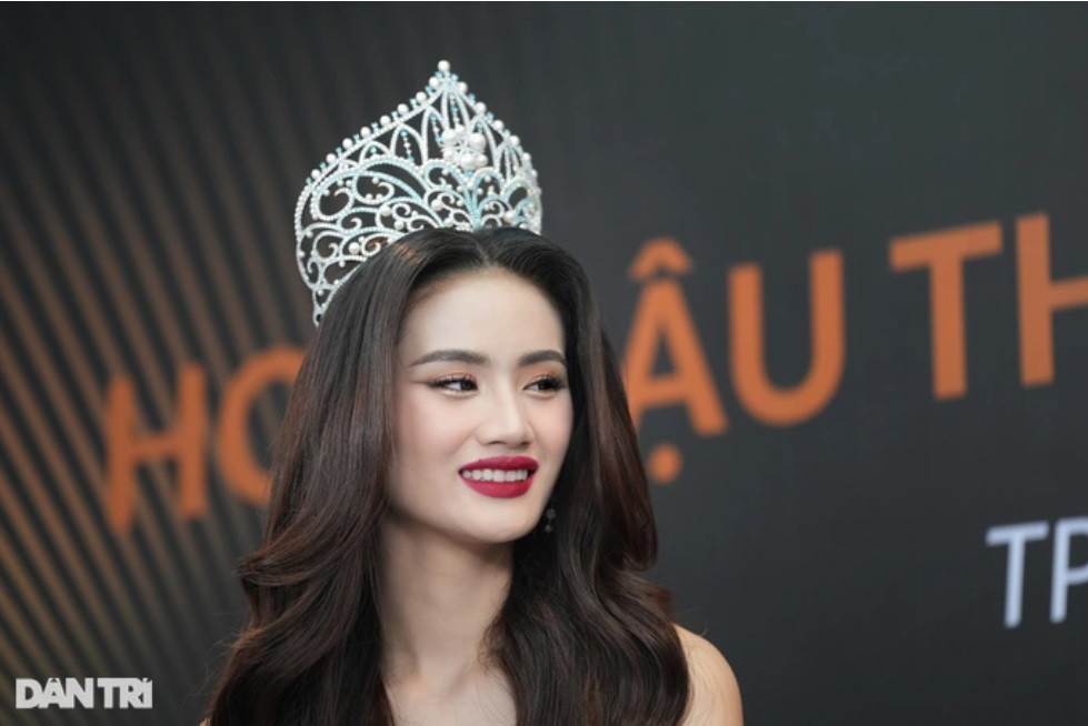 Ý Nhi và loạt người đẹp vạ miệng: Hoa hậu cần học “nói thông minh“? - Hình 2 Y Nhi va loat nguoi dep va mieng: Hoa hau can hoc “noi thong minh“?-Hinh-2