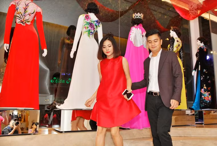 Can trang phuc cuoi cua vo chong dien vien Van Trang