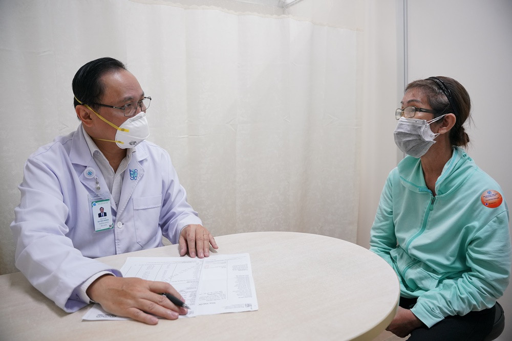 Dau nhoi ha suon phai, sot nhe, vang da, canh bao u gan