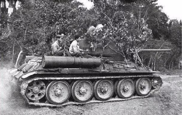 Trong hai ngày 18-19/4, lực lượng vũ trang cách mạng Cuba với sự yểm trợ của xe tăng, pháo phòng không, không quân dần dần đẩy lùi hơn 1.000 quân lưu vong về bãi biển. CIA nỗ lực cứu vãn kế hoạch xâm lược bằng cách triển khai thêm máy bay ném bom B-26 do người Mỹ trực tiếp lái, nhưng đều thất bại, thậm chí là bị bắn rơi thêm. Ảnh: Xe tăng T-34 của quân cách mạng Cuba tham gia tiến công trong trận Vịnh Con Lợn. Nguồn ảnh: QQ