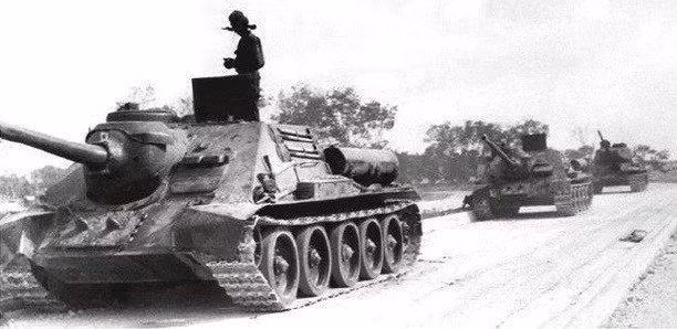 Đến ngày 19/4/1961, hầu hết đơn vị Lữ đoàn 2506 của nhóm người lưu vong đầu hàng vô điều kiện, các tàu chiến của Mỹ bắt đầu rút lui khỏi bãi biển – đặt dấu chấm hết cho kế hoạch xâm lược Cuba của CIA và chính quyền Kennedy. Ảnh: Pháo tự hành xung kích SU-100 của quân cách mạng. Nguồn ảnh: QQ