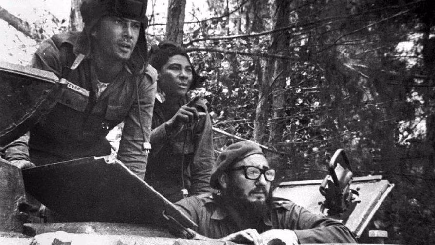 Chỉ trong vòng 3 ngày (từ 17/4-19/4/1961), lãnh tụ Fidel Castro cùng với quân đội và nhân dân Cuba đã chiến thắng đạo quân của nhóm người Cuba lưu vong được Cơ quan Tình báo TW Mỹ (CIA) tài trợ và huấn luyện tại khu vực Vịnh Con Lợn, miền Nam Cuba. Cho nên, trận đánh này còn được biết tới với cái tên "Sự kiện Vịnh Con Lợn". Ảnh: Đồng chí Fidel Castro ngồi trong xe bọc thép chỉ huy đánh trả. Nguồn ảnh: QQ