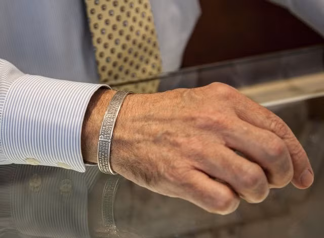 Ngoài ra, nên đeo vòng tay bên trái tại những nơi liên quan đến tiền bạc như ngân hàng, kho bạc, sàn chứng khoán.Ảnh: StandardTimes.