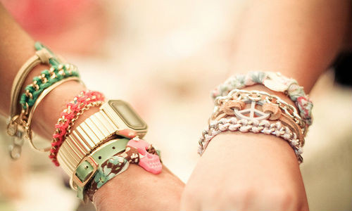 Nhiều người có thói quen đeo vòng trên cả hai tay. Tuy nhiên, phong thủy học cho rằng điều này mang đến vận xui, đặc biệt ảnh hưởng đến vận thế của chủ nhân. Ảnh: Favim. (Bài viết chỉ mang tính chất tham khảo, cung cấp nội dung mang tính trắc nghiệm vui cho bạn đọc).