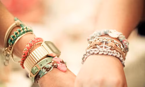 Nhiều người có thói quen đeo vòng trên cả hai tay. Tuy nhiên, phong thủy học cho rằng điều này mang đến vận xui, đặc biệt ảnh hưởng đến vận thế của chủ nhân. Ảnh: Favim. (Bài viết chỉ mang tính chất tham khảo, cung cấp nội dung mang tính trắc nghiệm vui cho bạn đọc).