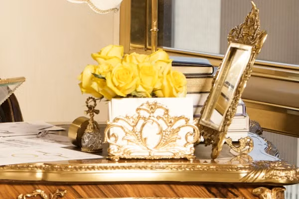 Tổng thống Mỹ vừa đắc cử thích trang trí bàn làm việc bằng bông hoa hồng vàng. Ảnh: House.