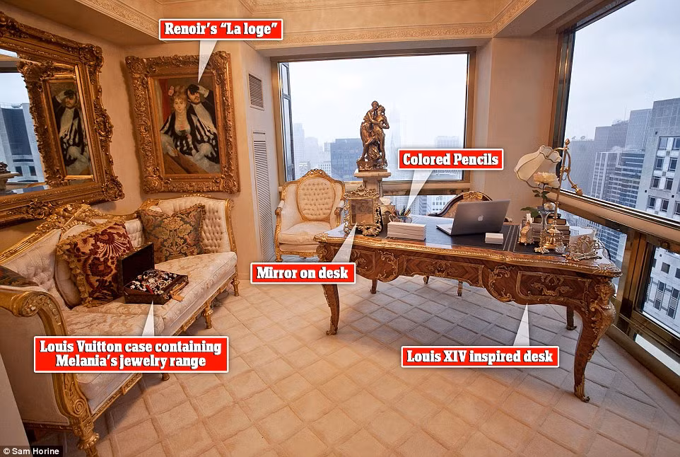 Khung ảnh, bút chì trên bàn làm việc của ông Donald Trump cũng được mạ vàng. Ảnh: Dailymail.