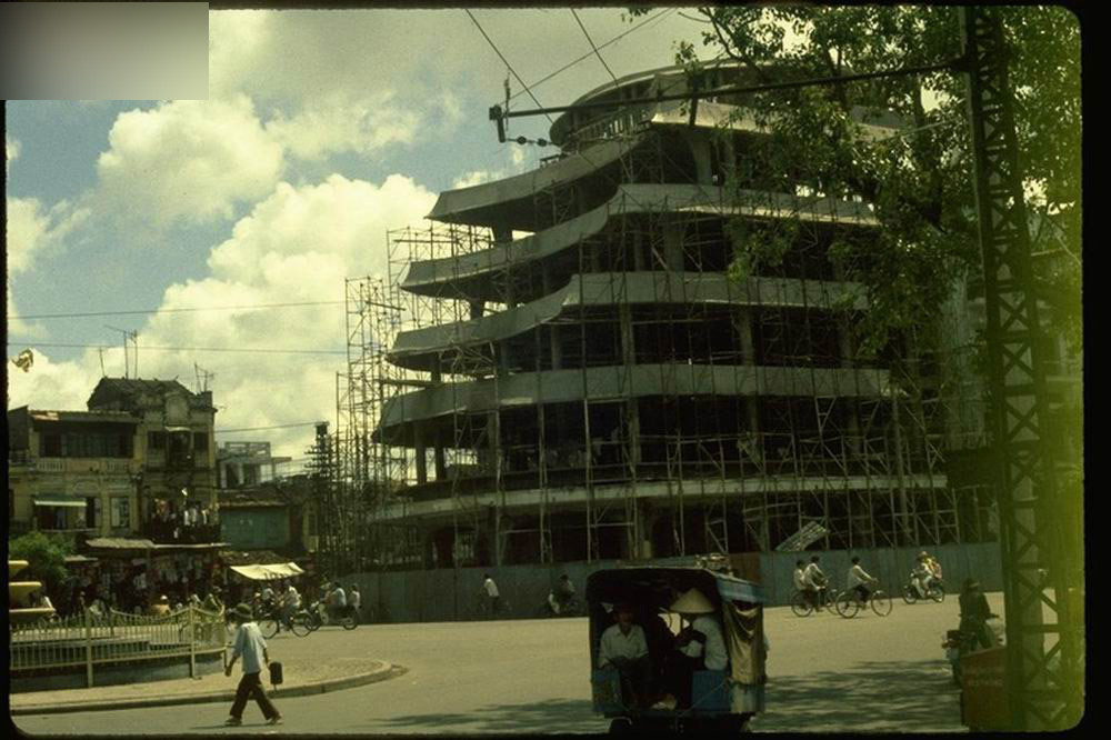 Tòa nhà "Hàm cá mập" thời điểm đang được xây dựng. Ảnh: Public Domain.