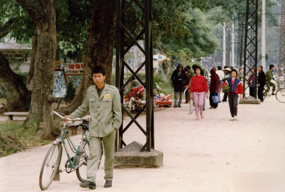 Trên vỉa hè đường Đinh Tiên Hoàng, gần lối vào đền Ngọc Sơn. Ảnh: Public Domain.