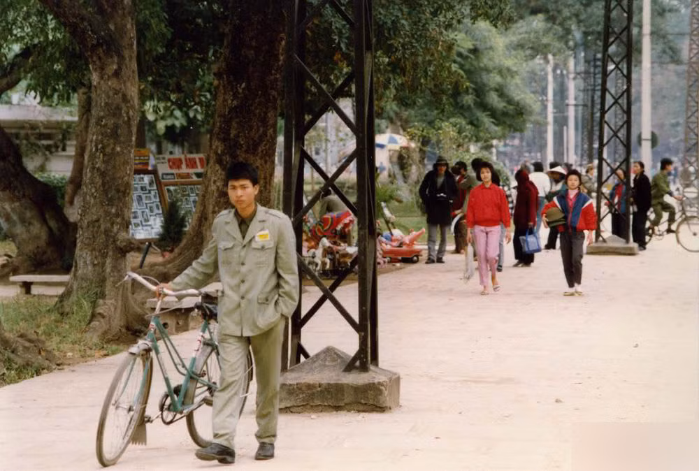 Trên vỉa hè đường Đinh Tiên Hoàng, gần lối vào đền Ngọc Sơn. Ảnh: Public Domain.