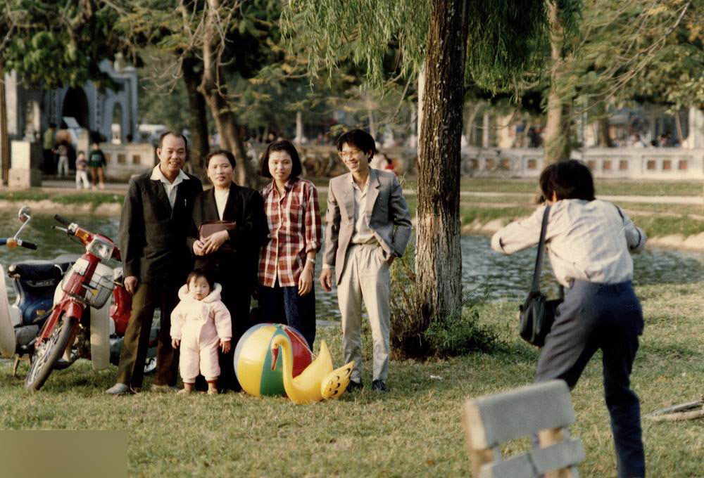 Một gia đình chụp ảnh lưu niệm gần lối vào đền Ngọc Sơn. Ảnh: Public Domain.