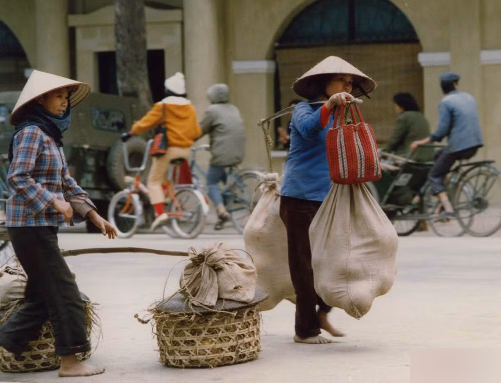 Những người bán bưởi trên khu vực bờ hồ Hoàn Kiếm. Ảnh: Public Domain.