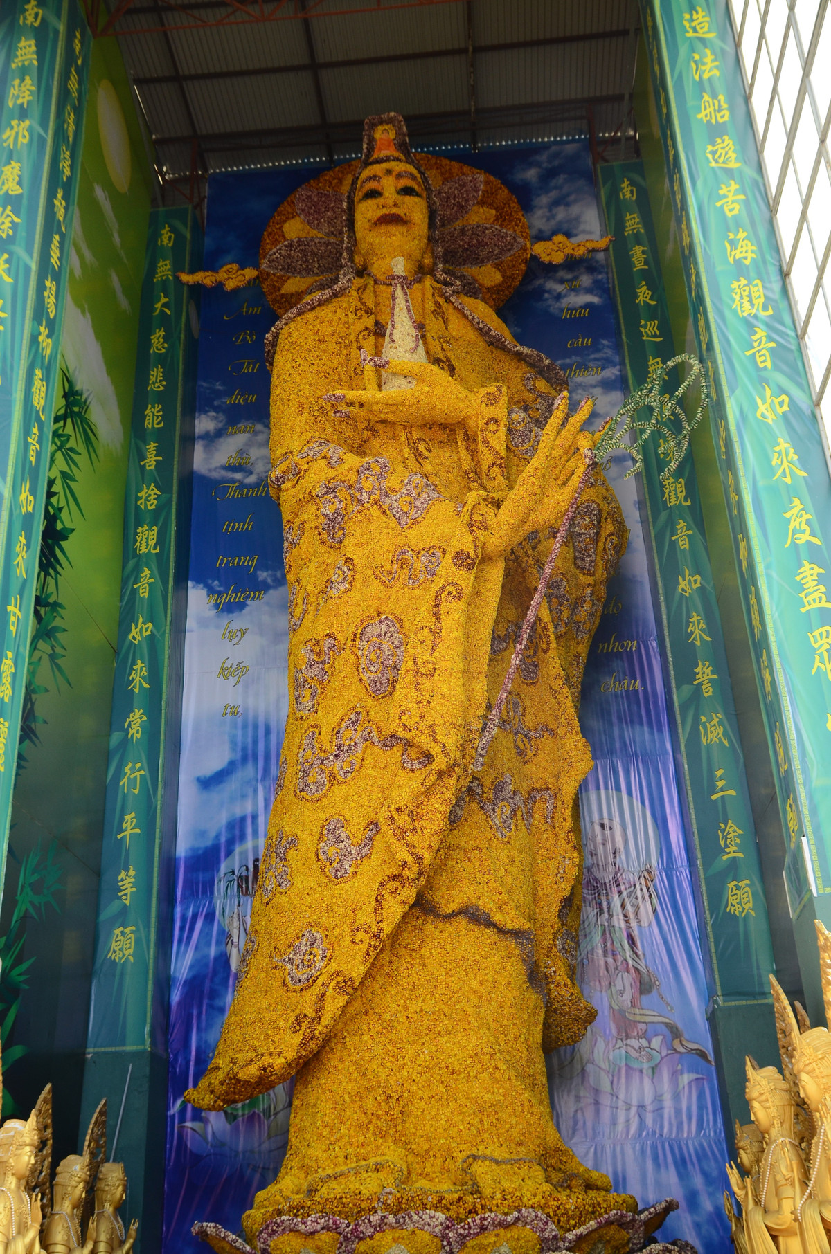 Doc nhat chua “ve chai” Linh Phuoc: Tuong Quan The Am duoc ket bang 650.000 hoa bat tu-Hinh-11