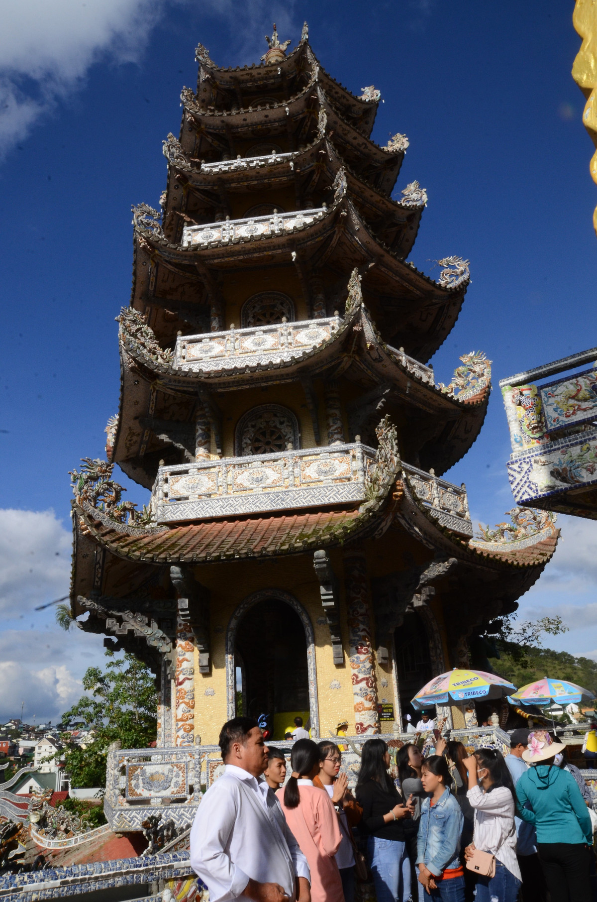 Doc nhat chua “ve chai” Linh Phuoc: Tuong Quan The Am duoc ket bang 650.000 hoa bat tu-Hinh-14