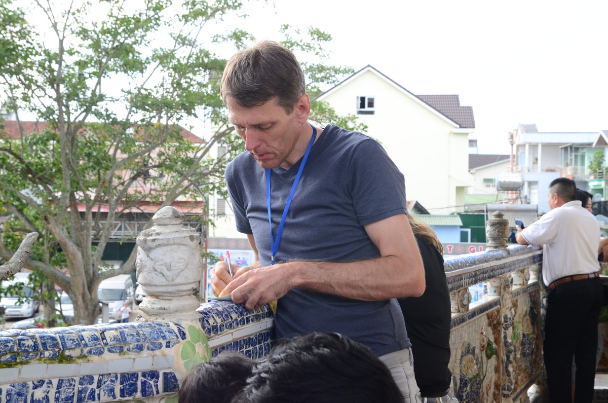 Doc nhat chua “ve chai” Linh Phuoc: Tuong Quan The Am duoc ket bang 650.000 hoa bat tu-Hinh-8