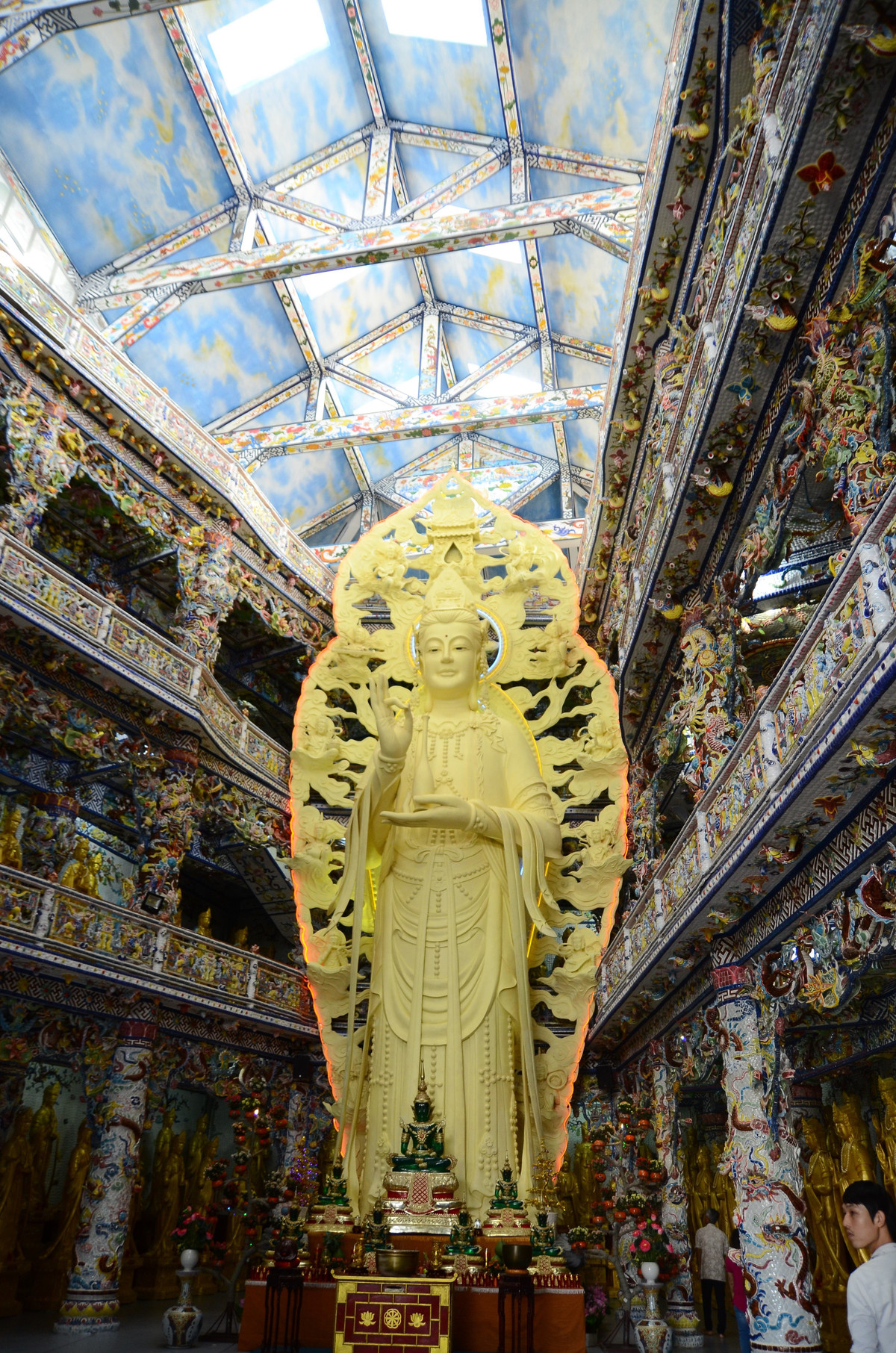 Doc nhat chua “ve chai” Linh Phuoc: Tuong Quan The Am duoc ket bang 650.000 hoa bat tu-Hinh-9