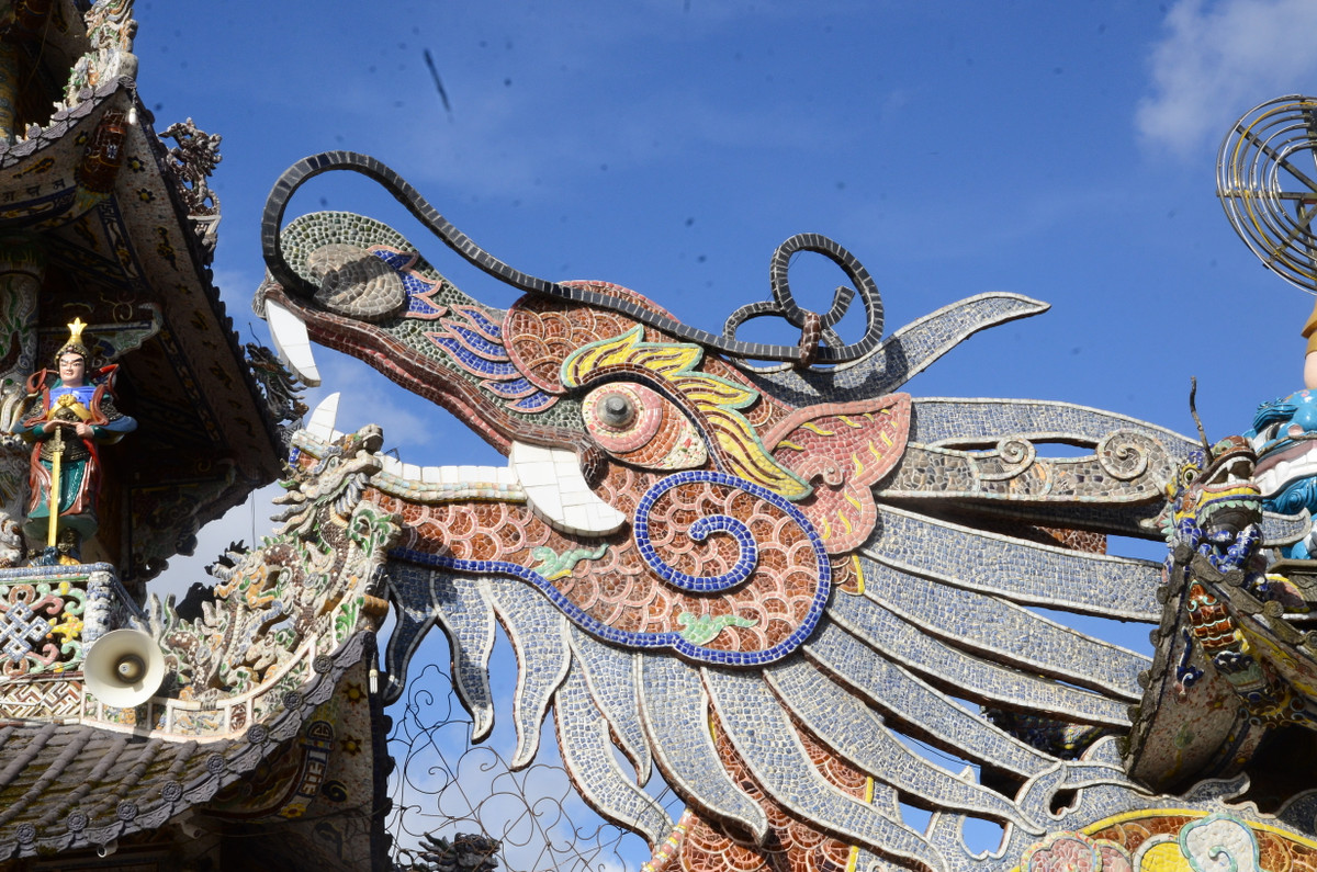 Doc nhat chua “ve chai” Linh Phuoc: Tuong Quan The Am duoc ket bang 650.000 hoa bat tu-Hinh-3