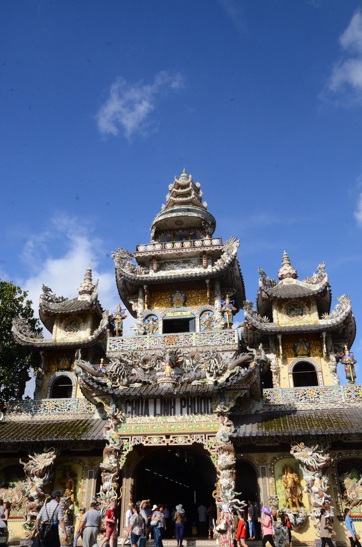 Doc nhat chua “ve chai” Linh Phuoc: Tuong Quan The Am duoc ket bang 650.000 hoa bat tu-Hinh-2