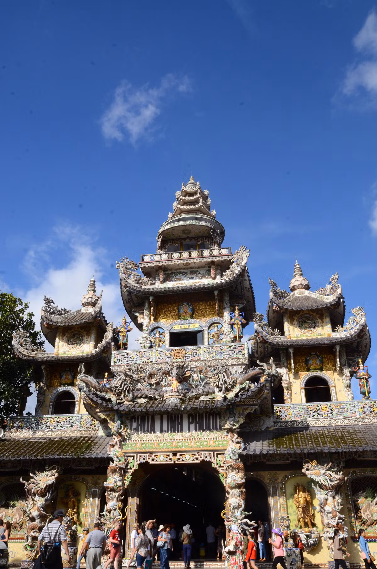 Doc nhat chua “ve chai” Linh Phuoc: Tuong Quan The Am duoc ket bang 650.000 hoa bat tu-Hinh-2