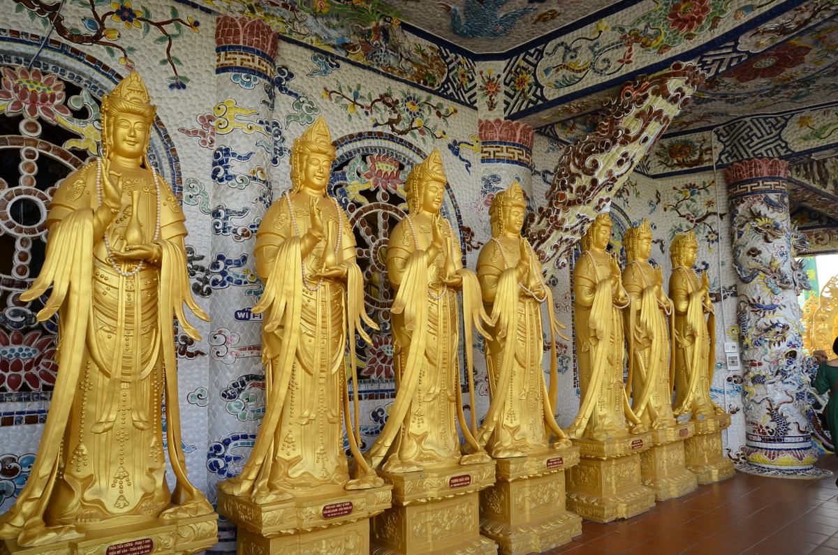 Doc nhat chua “ve chai” Linh Phuoc: Tuong Quan The Am duoc ket bang 650.000 hoa bat tu-Hinh-12