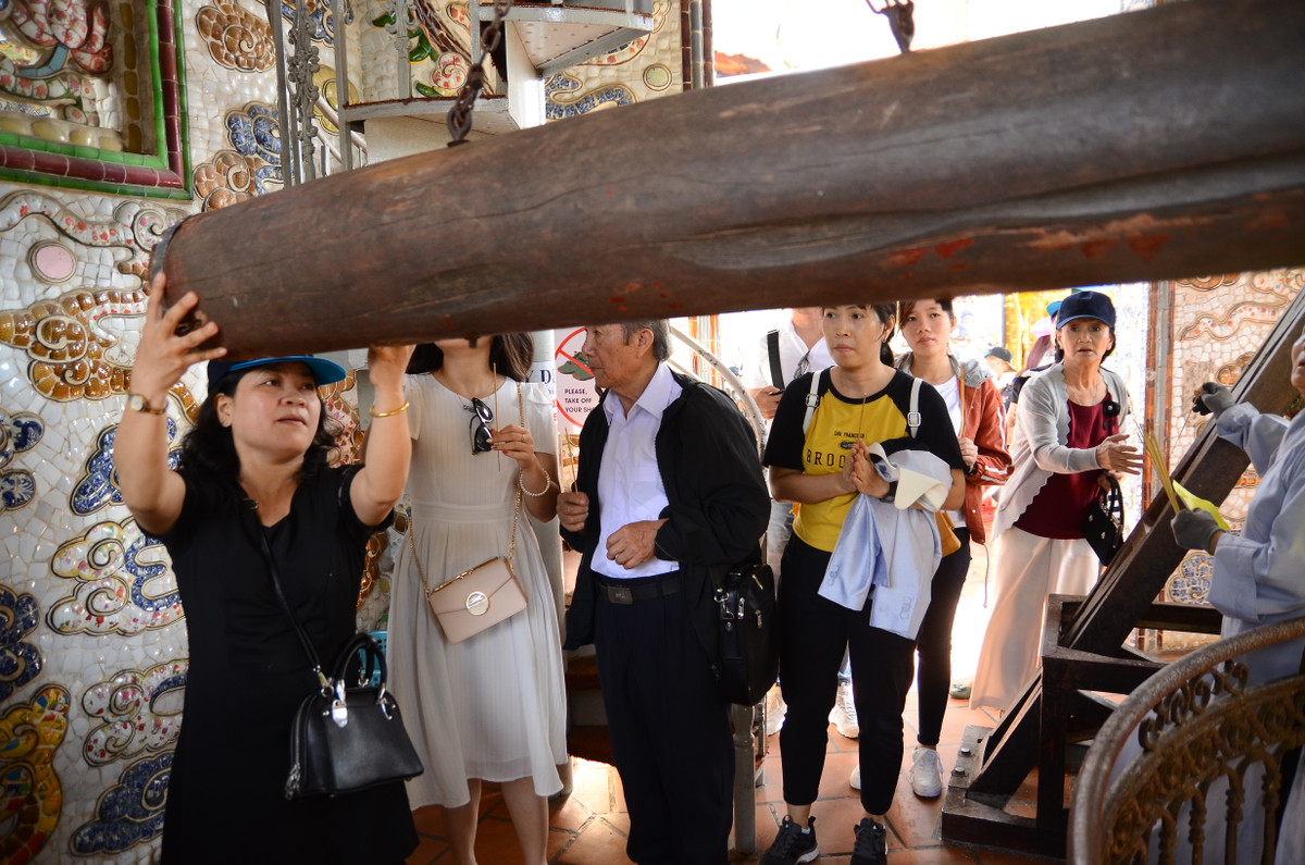 Doc nhat chua “ve chai” Linh Phuoc: Tuong Quan The Am duoc ket bang 650.000 hoa bat tu-Hinh-7