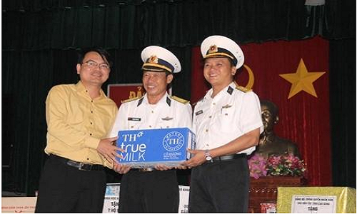 TH true MILK và Bắc Á Bank thăm và tặng quà quân dân huyện đảo Trường Sa TH true MILK và Bắc Á Bank thăm và tặng quà quân dân huyện đảo Trường Sa