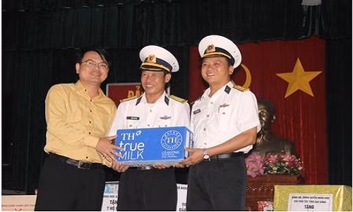 TH true MILK và Bắc Á Bank thăm và tặng quà quân dân huyện đảo Trường Sa TH true MILK và Bắc Á Bank thăm và tặng quà quân dân huyện đảo Trường Sa