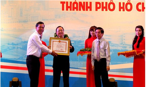 Ông Mai Bá Dũng - Giám Đốc Nhà máy sữa Trường Thọ (Vinamilk) đại diện Nhà máy nhận giải thưởng môi trường của TP.HCM.