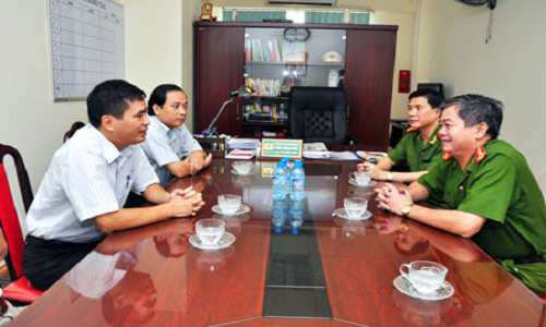 Đồng chí Mai Chí Hùng - Phó Tổng Giám đốc EVN HANOI chúc mừng cán bộ, chiến sỹ Cảnh sát PCCC TP Hà Nội nhân dịp 53 năm thành lập.