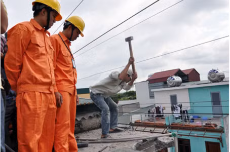 Tuyên truyền vận động các hộ gia đình phối hợp với ngành điện tự tháo dỡ những điểm vi phạm - Ảnh: Hoa Việt Cường.