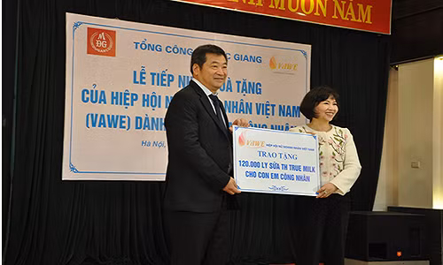 Thứ trưởng Bộ Công Thương Hồ Thị Kim Thoa- Chủ tịch Hiệp hội Nữ doanh nhân Việt Nam đã trực tiếp trao quà cho các chị em công nhân nữ có hoàn cảnh khó khăn của Tổng công ty Đức Giang.