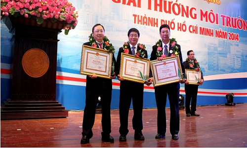 Đại diện 3 Nhà máy của Vinamilk nhận giải thưởng môi trường của TP.HCM năm 2014.
