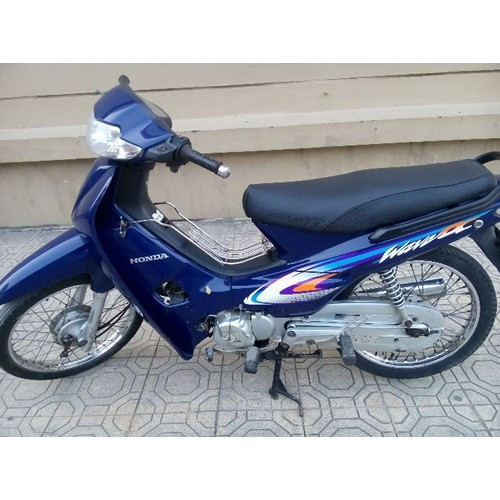 Chiều muộn hôm đó, khi trở về Hà Nội, người em họ bất ngờ thấy chiếc xe máy Wave Alpha màu xanh của anh Phu đang dựng trước một quán cơm trên đường Nguyễn Khánh Toàn, quận Cầu Giấy. Trận ẩu đả đã diễn ra giữa nhóm đi tìm nạn nhân và 2 kẻ đi chiếc xe máy đó khiến cảnh sát 113 phải có mặt đưa tất cả những người liên quan về trụ sở giải quyết. Hai người đi chiếc xe máy đó được làm rõ danh tính là Vũ Huy Trưởng và Vũ Hồng Thanh (cùng sinh năm 1985 và cùng trú tại xã Song Mai, huyện Kim Động, tỉnh Hưng Yên). (Ảnh minh họa, nguồn internet)