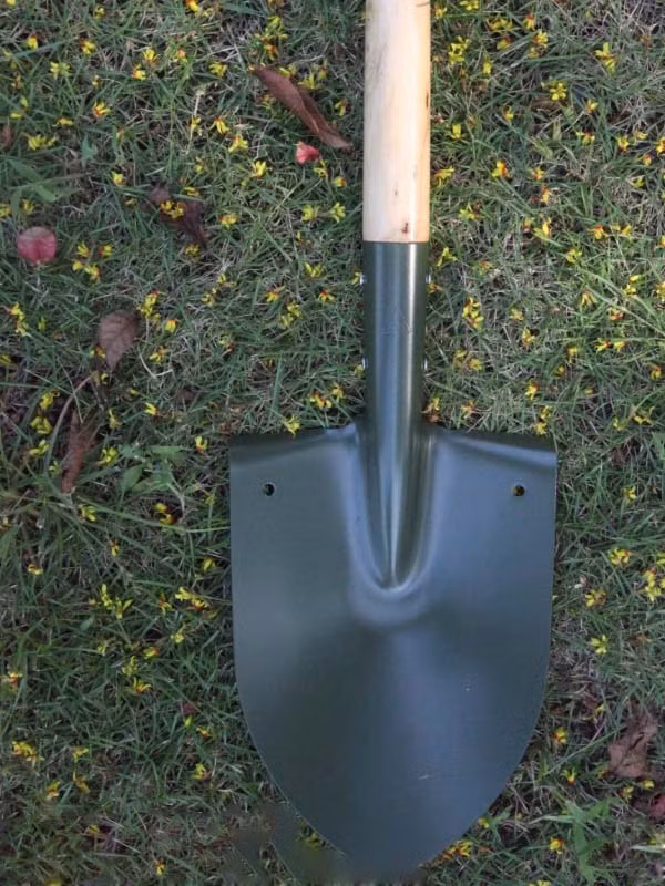 Sau đó, Trưởng đi tìm bạn cùng thôn là Vũ Hồng Thanh và Vũ Văn Sỹ (SN 1985) kể lại câu chuyện rồi nhờ đi chôn anh Phu để tránh bị phát hiện. Trưởng bảo Sỹ về nhà lấy xẻng, Thanh lấy hòm (vốn dùng để đựng quần áo) rồi cả 3 đem xác nạn nhân đi chôn tại một ngôi nhà hoang ở xã Hồng Tiến, huyện Khoái Châu. Chôn xong, cả 3 vứt toàn bộ đồ nghề xuống sông rồi đi thuê nhà trọ ngủ. Hôm sau, Trưởng rủ Thanh lên Hà Nội chơi để tìm nơi bán xe thì bị bắt. (Ảnh minh họa, nguồn internet) 