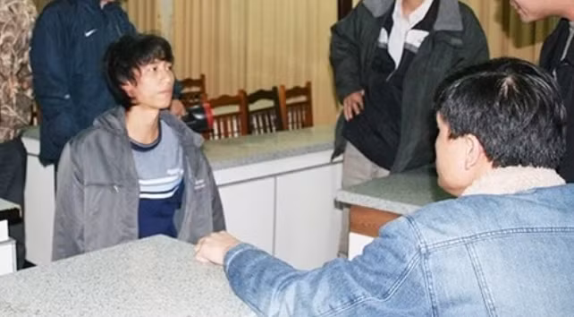 Làm việc với cơ quan điều tra, 2 nghi phạm thừa nhận hành vi phạm tội nhưng lại không khai nơi chôn xác anh Phu. Các điều tra viên đã quyết định lên đường truy bắt Vũ Văn Sỹ để tìm ra nơi giấu xác nạn nhân. Đúng 1h ngày 1/1/2006, nghi phạm Vũ Văn Sỹ bị đưa về trụ sở CAH Kim Động (Hưng Yên). (Đối tượng Vũ Văn Sỹ tại cơ quan Công an)